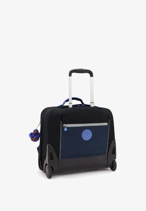 Schwarze und marineblaue Reisetasche mit Rollen, ausziehbarem Griff, vorderer Reißverschlusstasche, gummiertem Boden und einem blauen Affenschlüsselanhänger dran.