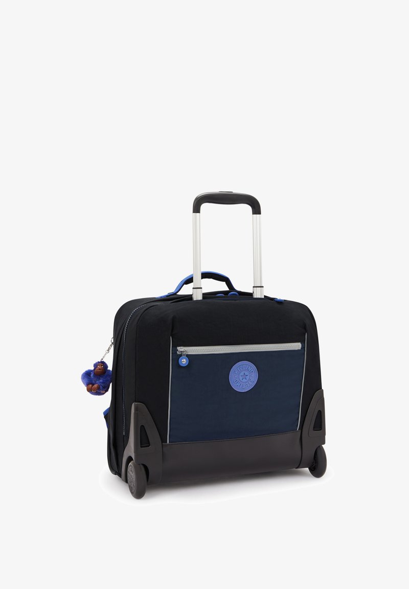 Svart och marinblå reseväska med hjul, teleskophandtag, framficka med dragkedja, gummibotten och en blå apa nyckelring fäst vid den.