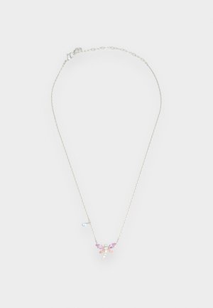Silberkette mit einem Libellenanhänger, der rosa, lila und klare Edelsteine sowie einen kleinen blauen Edelsteinanhänger an der Kette aufweist.