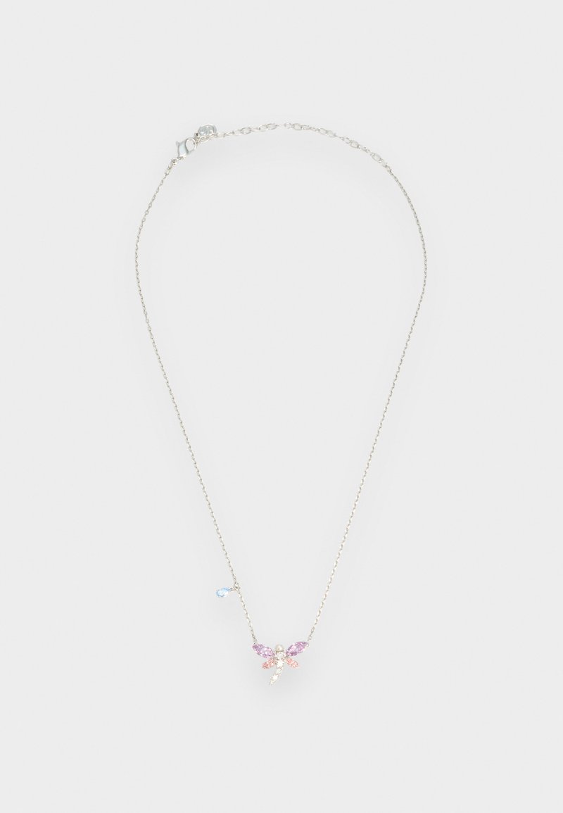 Collier en chaîne argentée avec un pendentif libellule orné de pierres précieuses roses, violettes et transparentes, ainsi qu'un petit charm en pierre précieuse bleue sur la chaîne.