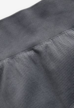 Tessuto grigio a coste con una texture liscia, dotato di una ampia cintura elastica. Il materiale è morbido e si allunga per offrire comfort.