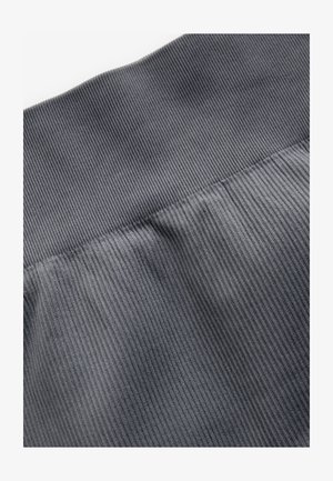 Szaro prążkowany materiał o gładkiej teksturze, z szerokim elastycznym paskiem w talii. Materiał jest miękki i rozciąga się dla zapewnienia komfortu.