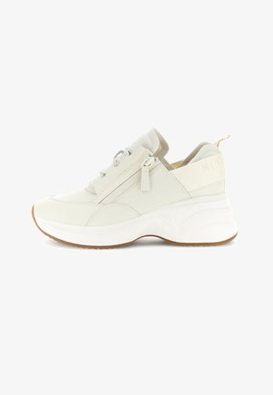 Bílá klínová teniska s bočním zipem, přední šněrování, elastickým zadním páskem a béžovou gumovou podrážkou.