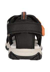 Svarta sportsandaler med justerbara remmar, en texturerad syntetisk överdel, orange detaljer samt en vadderad vit och svart sula.