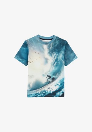 Koszulka z krótkim rękawem z gradientowym niebieskim wzorem, z grafiką przedstawiającą surfing, wykonana z miękkiego materiału bawełnianego. Gładka struktura, okrągły dekolt.