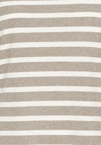 Pruhovaný top s širokými střídavými proužky v béžové a bílé barvě, vyrobený z měkké texturované látky, s volným střihem a hladkým zakončením.