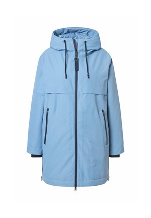 Veste imperméable bleu clair avec capuche, fermeture éclair à l'avant et deux poches latérales. Elle possède une texture lisse et un cordon de serrage réglable à la capuche.