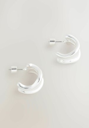 Hõbedast rõngaskõrvarõngad ümarate kujundite, sileda tekstuuri ja tagumise kinnitusega. Kõrvarõngadel on poleeritud, peegeldav viimistlus.