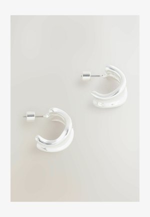 Silverörhängen med rundad design, slät yta och stiftbakstycke. Örhängena har en polerad, reflekterande finish.