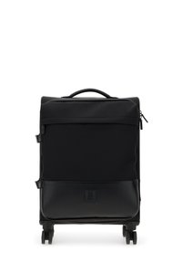 Czarna walizka na kółkach z teksturowanym materiałem, gładkim skórzanym dnem, górnym uchwytem oraz przednią kieszenią na zamek. Kompaktowy i prostokątny kształt.