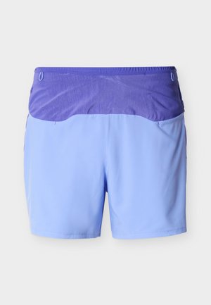 Svetlomodré športové šortky s tmavomodrým elastickým pásom s malými slučkami na každej strane, zobrazené zo zadnej strany.