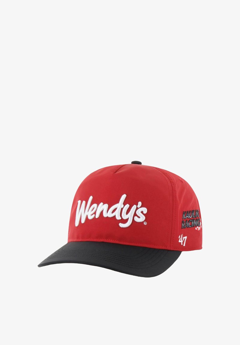 Casquette de baseball rouge avec une visière noire, ornée d'un texte brodé blanc "Wendy's" à l'avant et "Kaulig Racing" sur le côté.