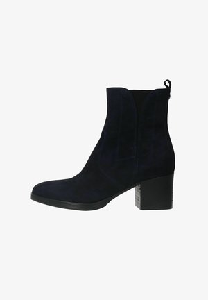 Marineblaue Wildleder-Stiefelette mit Blockabsatz, elastischen seitlichen Einsätzen und Schlaufe, die durch klare Linien und minimalistisches Design besticht.