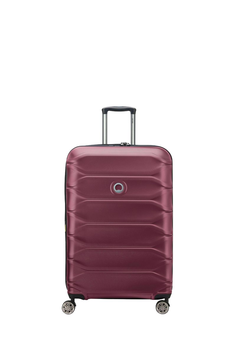 Valigia rigida di colore bordeaux, con righe texturizzate, dettagli neri, doppie ruote e maniglia retrattile per una facile manovrabilità.