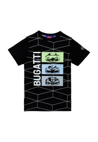 T-shirt nera in cotone con linee geometriche bianche, tre illustrazioni di auto in colori pastello e il testo "BUGATTI" in bianco in grassetto.