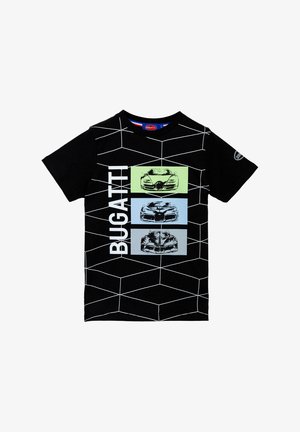 Schwarzes T-Shirt aus Baumwolle mit weißen geometrischen Linien, drei Autoillustrationen in Pastellfarben und dem Text "BUGATTI" in fettem Weiß.