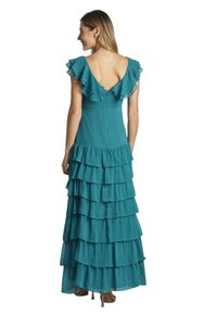 Abito teal con maniche a volant e gonna a strati e strati. La schiena presenta un colletto a V e una chiusura con zip. Tessuto texturizzato.