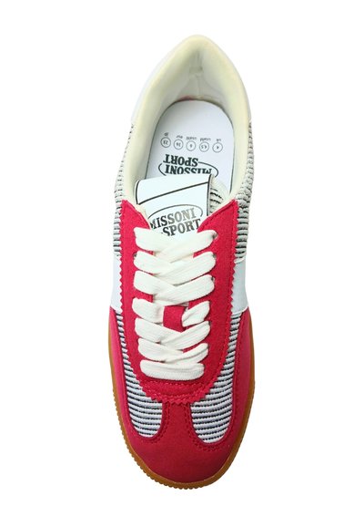 Baskets de sport rouges et blanches avec des rayures grises texturées, des lacets blancs et une semelle en gomme. Comprend un col rembourré et un logo sur la semelle intérieure.