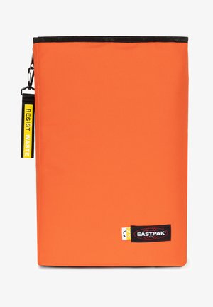 Oranger Stoffdokumentenhalter mit einem schwarzen Reißverschluss, ausgestattet mit einem "RESIST WASTE"-Tag und einem EASTPAK-Logo. Glatte Textur und rechteckige Form.