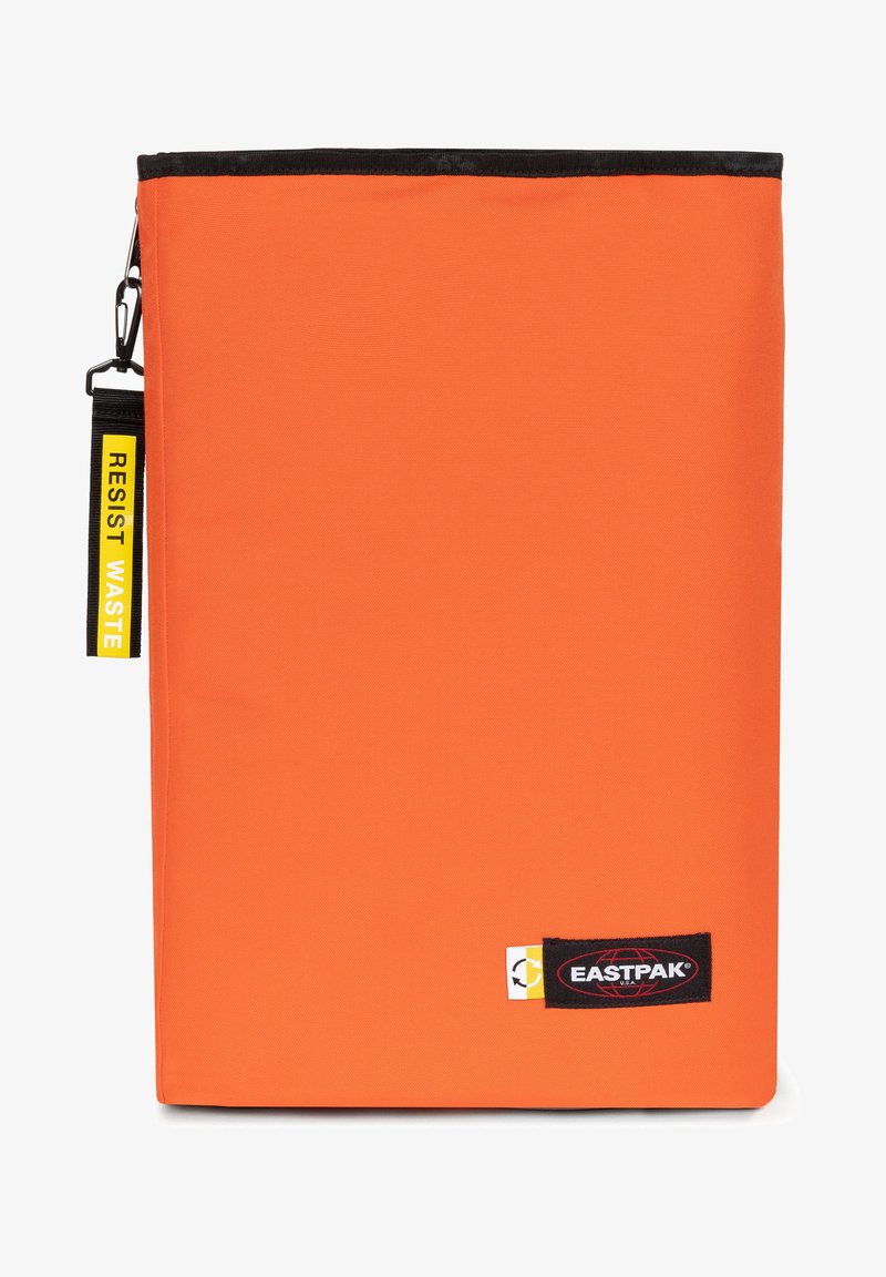 Oranžový látkový držák na dokumenty s černým zipem, zdobený štítkem "RESIST WASTE" a logem EASTPAK. Hladký povrch a obdélníkový tvar.