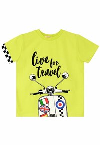 Camiseta amarilla neón de manga corta, con ribete a cuadros negros, un gráfico de un scooter y el texto "vive por viajar."