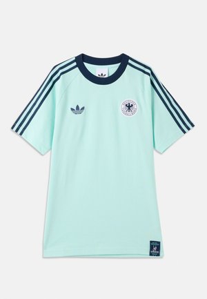 Svetlomodra Adidas športna majica s temnomodrimi tremi črtami na rokavih, temnomodrim ovratnikom, logotipom Adidas in emblemom Deutscher Fussball-Bund.