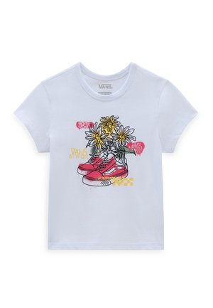 Biała koszulka Vans z grafiką czerwonych trampek trzymających żółte i białe kwiaty, okraszona stylizowanymi elementami tekstowymi.