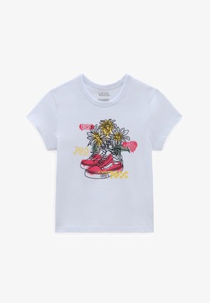Hvid Vans T-shirt med grafik af røde sneakers, der holder gule og hvide blomster, ledsaget af stiliserede tekstelementer.
