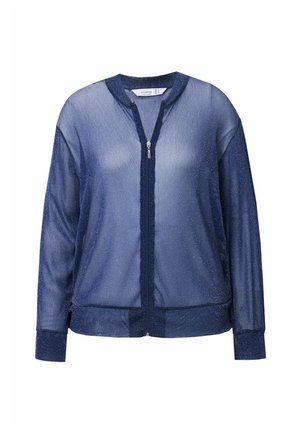 Marineblauwe, doorschijnende jas met een ronde halslijn, ritssluiting aan de voorkant en elastische manchetten. De stof heeft een subtiele glans en een gladde textuur.