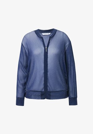 Marineblauwe, doorschijnende jas met een ronde halslijn, ritssluiting aan de voorkant en elastische manchetten. De stof heeft een subtiele glans en een gladde textuur.