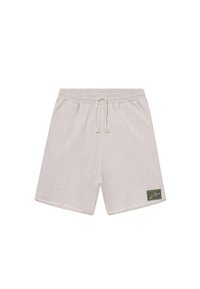 Pantaloni corti grigi chiari realizzati in tessuto testurizzato, con vita regolabile tramite cordoncino e un'etichetta patch verde sul lato sinistro inferiore.