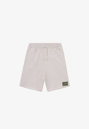 Shorts gris clair en tissu texturé, avec un cordon de serrage à la taille et une étiquette en patch verte sur le bas à gauche.