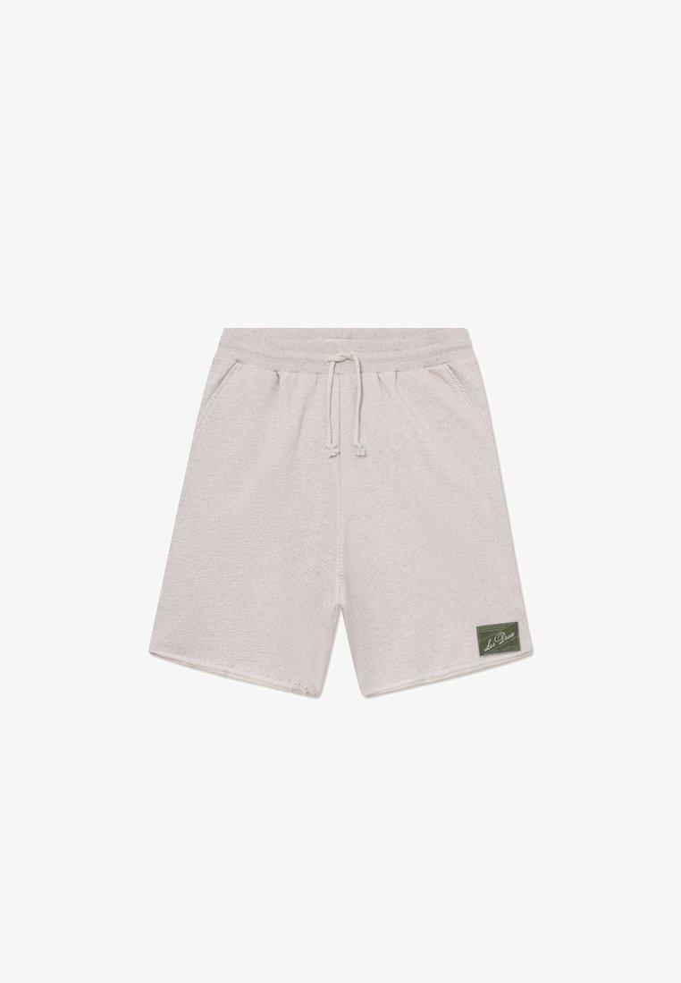 Calções cinza claro feitos de tecido texturizado, com uma cintura ajustável por cordão e um rótulo em patch verde no canto inferior esquerdo.