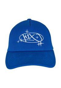 Blå baseballcaps laget av stoff, med en hvit brodert logo inni en oval med stjerner. Buet skygge og sydd detaljer.