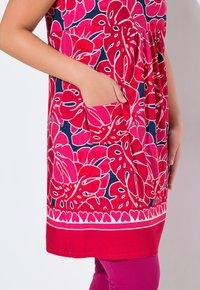 Ulla Popken GEOMETRIC SLEEVELESS SWING - Trikoomekko - dark raspberry