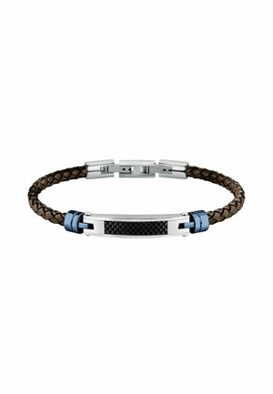 Bracciale in pelle intrecciata marrone con accenti in metallo argento e blu. Presenta una striscia centrale in fibra di carbonio e un design di chiusura sicura.