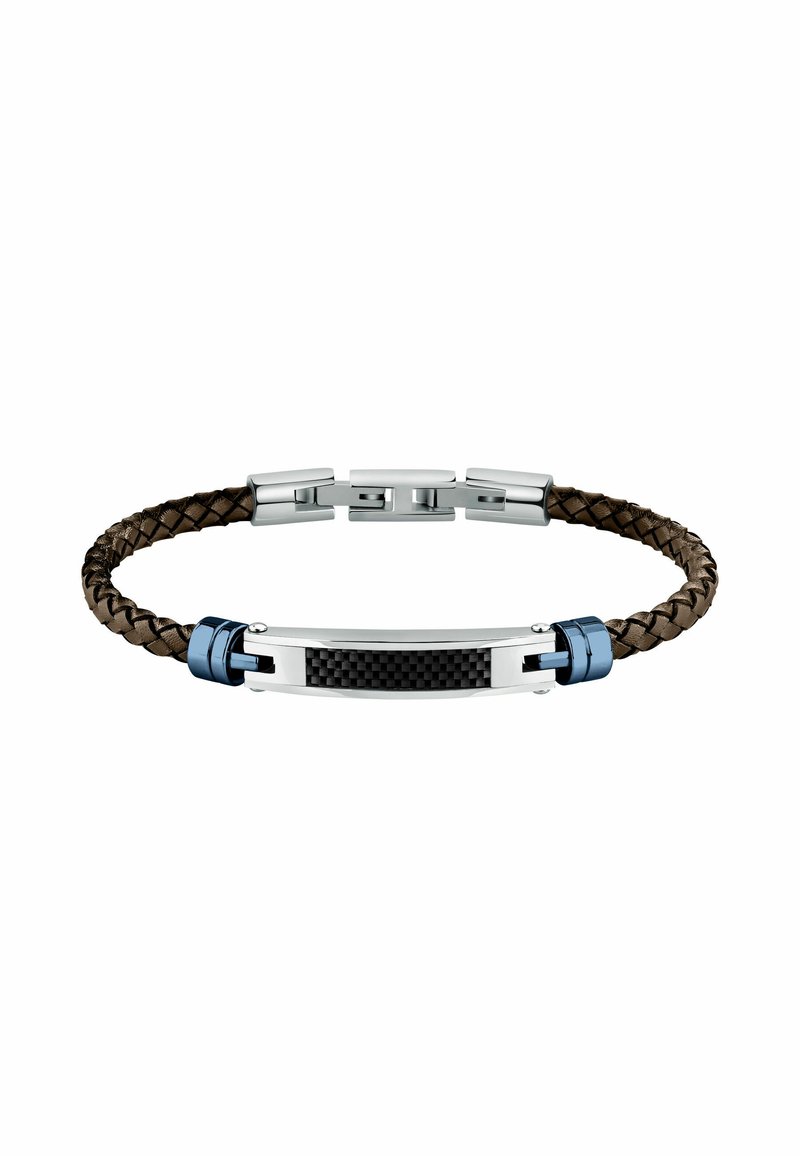 Bracciale in pelle intrecciata marrone con accenti in metallo argento e blu. Presenta una striscia centrale in fibra di carbonio e un design di chiusura sicura.