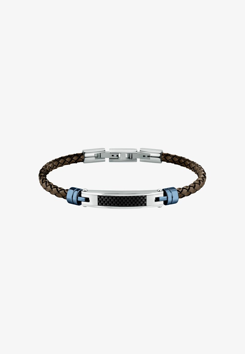 Bracciale in pelle intrecciata marrone con accenti in metallo argento e blu. Presenta una striscia centrale in fibra di carbonio e un design di chiusura sicura.