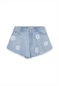 Shorts in denim blu chiaro con orlo sfrangiato, decorati con fiori ricamati bianchi con centri di perline sul davanti. Design a cinque tasche.