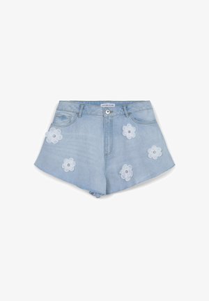 Jasnoniebieskie szorty dżinsowe z postrzępionym dołem, zdobione białymi haftowanymi kwiatami z koralikowymi środkami z przodu. Pięć kieszeni.