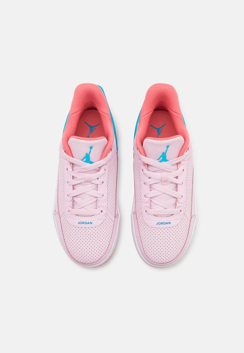 Scarpe da ginnastica rosa chiaro con tomaia perforata, dettagli blu e fodera corallo. Presentano lacci e un dettaglio del logo blu.