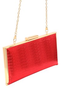 Rød faux læder clutch med tekstureret finish, guldfarvet kædetras, og rektangulær form med en lås på toppen.