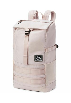 Sac à dos rose clair en tissu durable. Présente un rabat supérieur, une boucle à déverrouillage rapide, un logo en patch à l'avant, et un tissage latéral pour fixation.