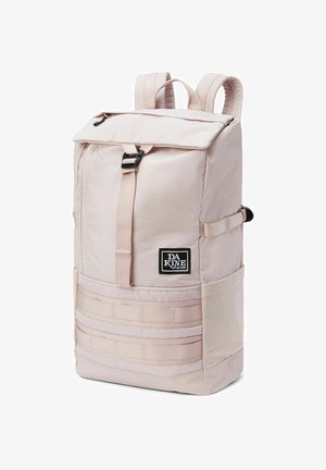 Sac à dos rose clair en tissu durable. Présente un rabat supérieur, une boucle à déverrouillage rapide, un logo en patch à l'avant, et un tissage latéral pour fixation.