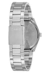 Montre-bracelet en acier inoxydable avec un bracelet poli, un boîtier carré et une boucle gravée. Le dos présente les détails de résistance à l'eau. Couleur argentée partout.