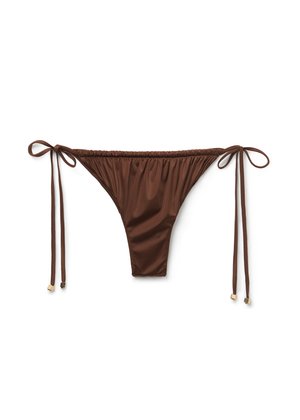 Bas de bikini brun en tissu lisse, avec des liens sur les côtés et des accents dorés. Présente un design froncé et une couverture minimale pour une allure élégante.