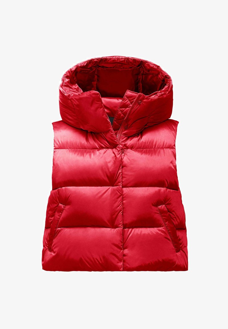 Rode, gewatteerde vest met een hoge kraag en kap. Voorzien van zijzakken en een quiltontwerp. Gladde, glanzende stof met een ritssluiting.