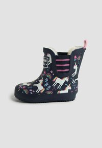 Botte de pluie en caoutchouc bleu marine avec un haut rose, ornée d'un motif de licornes et d'arc-en-ciel, semelle texturée et doublure intérieure confortable.