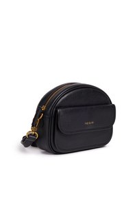 Čierna kožená crossbody taška s okrúhlym tvarom, zlatými akcentmi, zipsovým uzáverom a prednou vreckom s klopou. Logo je embosované na prednej strane.