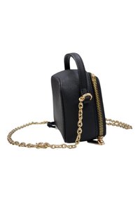 Borsa nera in pelle sintetica con forma rettangolare, zip dorata e tracolla a catena. Presenta un manico superiore e una superficie testurizzata.